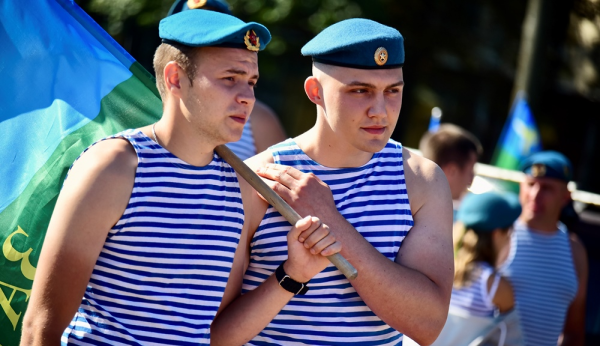 В Орле прошел митинг в честь дня Воздушно-десантных войск